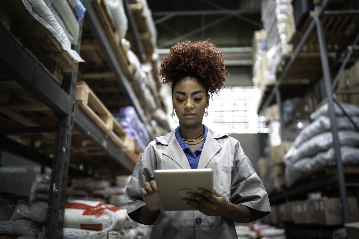 woman-warehouse-tablet-min